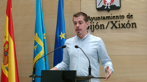 El portavoz de IU en el Ayuntamiento de Gij�n, Javier Su�rez Llana, en rueda de prensa en el Consistorio gijon�s.