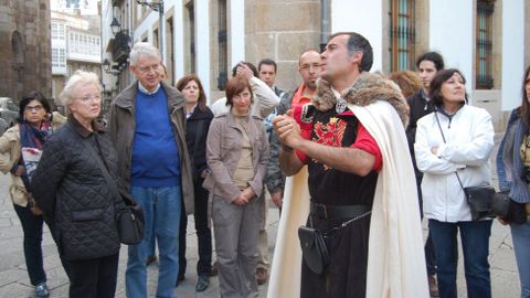 El guía turístico Suso Martínez caracterizado como el conde de Andeiro