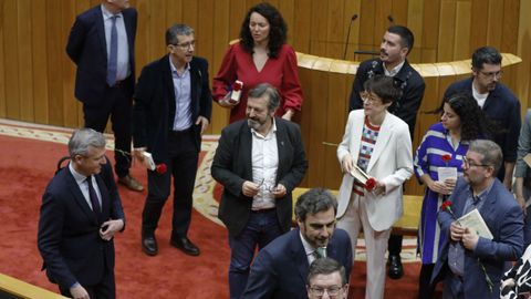Un intercambio de miradas entre el presidente de la Xunta en funciones, Alfonso Rueda, y los parlamentarios del BNG con su líder, Ana Pontón