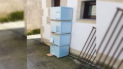 Cuatro de las diez cajas de refugio para gatos callejeros que se han fabricado en Sober por iniciativa del Ayuntamiento