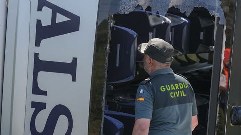  Siete personas han sido hospitalizadas por las contusiones y fracturas que han sufrido al despearse un autobs con 48 pasajeros, muchos de ellos nios, que haca la ruta entre Covadonga y los Lagos