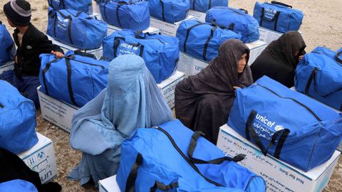 Familias afganas desplazadas de las áreas afectadas por la sequía reciben la ayuda distribuida por el Fondo de Unicef y Acnur, en Herat, Afganistán