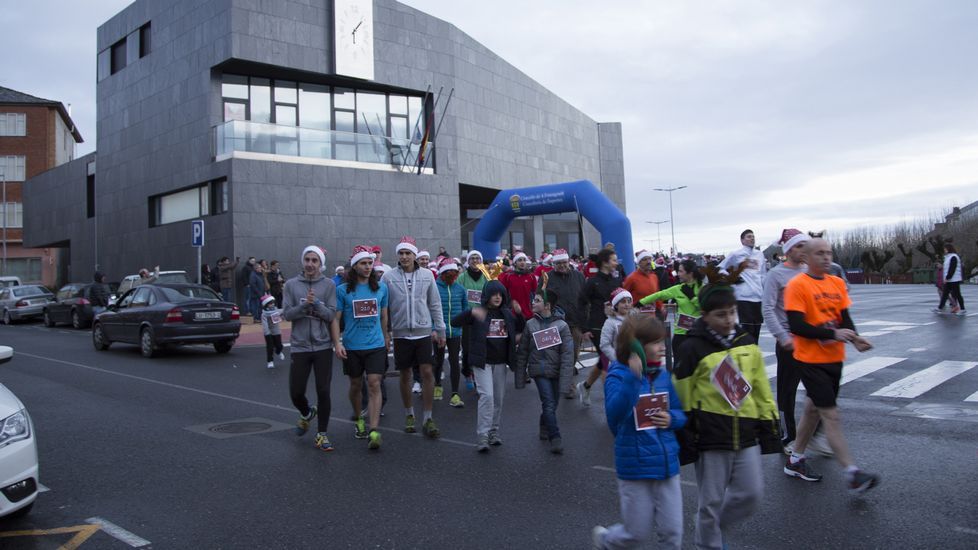 Sarria, Vilalba y A Fonsagrada despidieron el a�o corriendo.El p�vot Cheik, presionado por Trevijano ante la mirada de Jorge. 