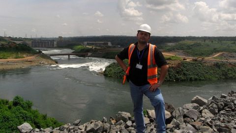 Juan Penn con la hidroelctrica de Bujali, en Uganda, al fondo; un proyecto que fue revolucionario en frica
