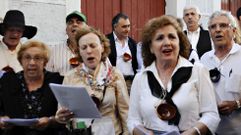 Integrantes da asociación cultural Agromadas, nunha actuación ao aire libre na súa parroquia de Seixalbo (Ourense)