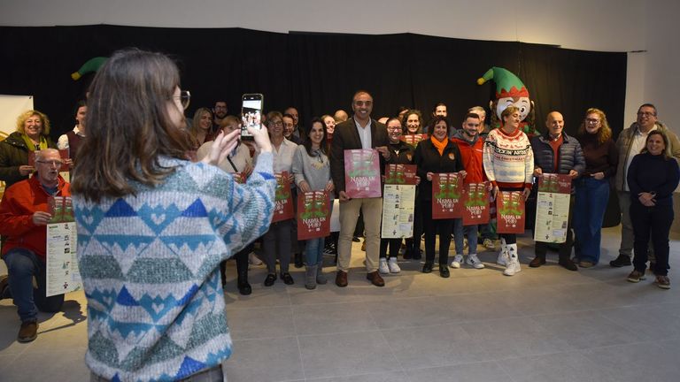 Los Elfos de Nadal anticipan la diversión navideña por las parroquias de Poio
