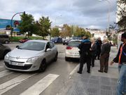 Conduc�a en direcci�n prohibida y sin carn�