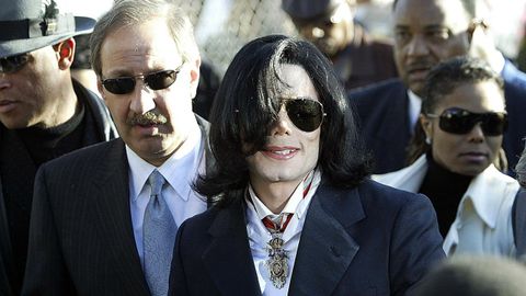 El cantante estadounidense Michael Jackson a su llegada a un juzgado de California en el 2004 para responder por unas acusaciones de abuso a menores