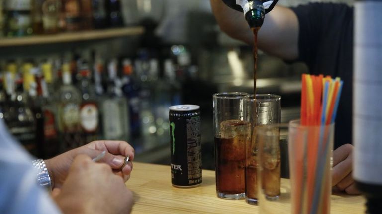 Un hombre de 27 años besa en el baño de un pub de Pontevedra a una niña de 14 y el caso llega a la Justicia por la pediatra, ya que la familia no quería denunciar