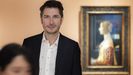 Carlos del Amor ante el retrato de Giovanna degli Albizzi Tornabuoni, de Domenico Ghirlandaio, que reproduce en la portada de su libro «Retratarte».