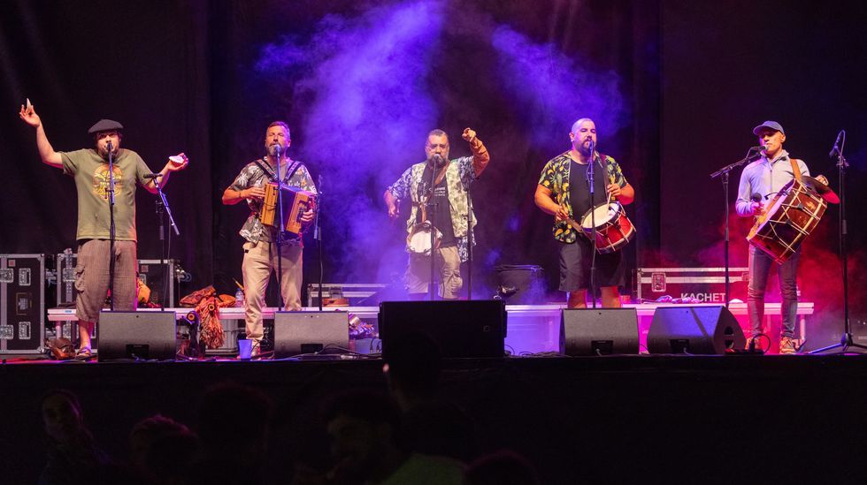 Las im&aacute;genes de la clausura de la mostra de Teatro Afeccionado Labarta Pose.Os Carunchos actuar&aacute;n en Nadela