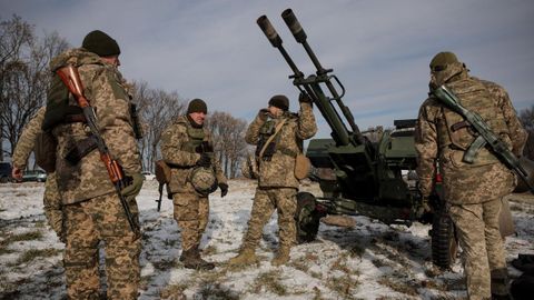 Militares ucranianos demuestran un can antiareo ZU-23-2 cerca de Kiev, Ucrania