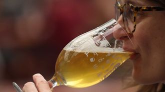 Una mujer bebe de una copa en el Festival de la Cerveza de Londres