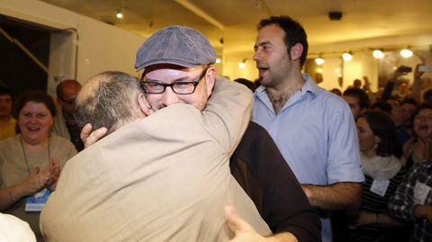 Martio Noriega celebra el resultado de los comicios en Santiago. Compostela Aberta gan las elecciones al lograr 10 concejales en la capital gallega.