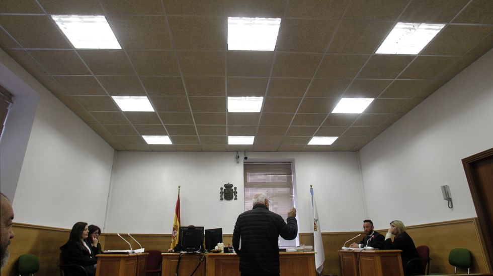 La iluminacin interior del juzgado est compuesta todava por baras fluorescentes