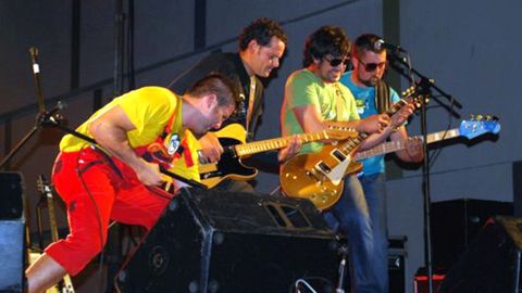 El grupo Recambios Tucho actuar en el Malpica Rock.