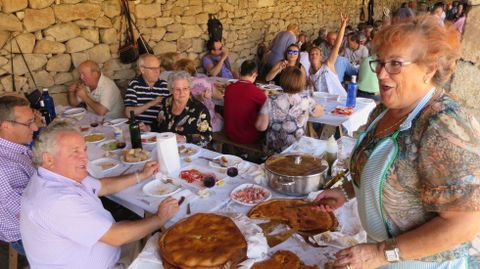 En los cobertizos de piedra situados junto al santuario de Cadeiras, en Sober, se celebraron animadas comidas