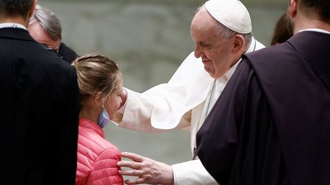 El papa Francisco bendice a una niña ucraniana refugiada 