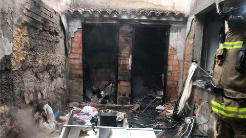 Los Bomberos de Oviedo extinguiendo un incendio en Ciudad Naranco