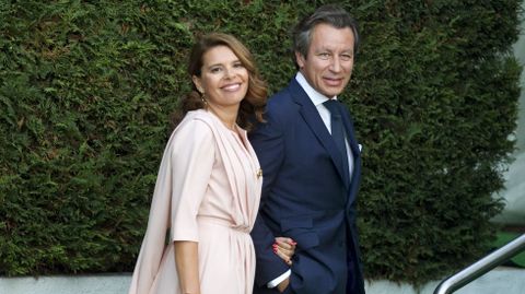 Carlos Floriano y su sonriente mujer