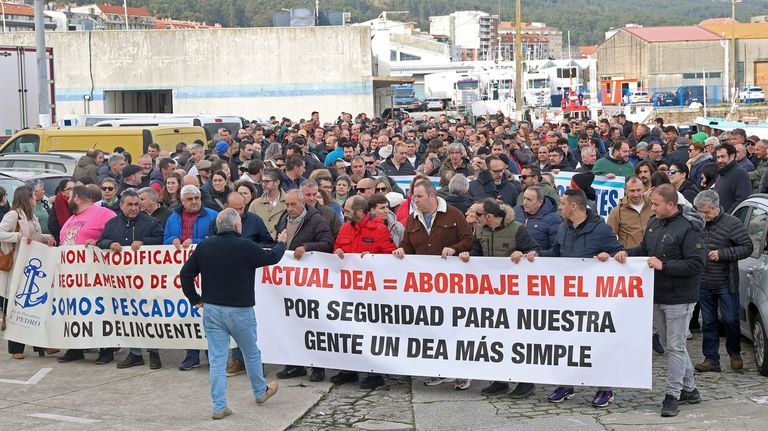 El sector del mar alza su voz en Ribeira y Corcubión contra el Reglamento de Control de la Pesca