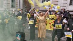 Justicia en Barcelona. La viveirense ngeles Salgueiro, en el centro de dorado, representando a la Justicia en una perfomance celebrada en Barcelona para exigir una bajada del IVA del 21 al 10%