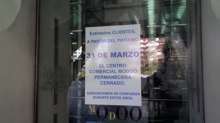 Un cartel avisa del cierre del centro comercial a la entrada del mismo