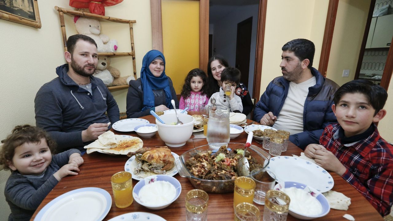 Una feria que va a m�s.Las dos familias refugiadas en Sarria, en una imagen poco despu�s de llegar
