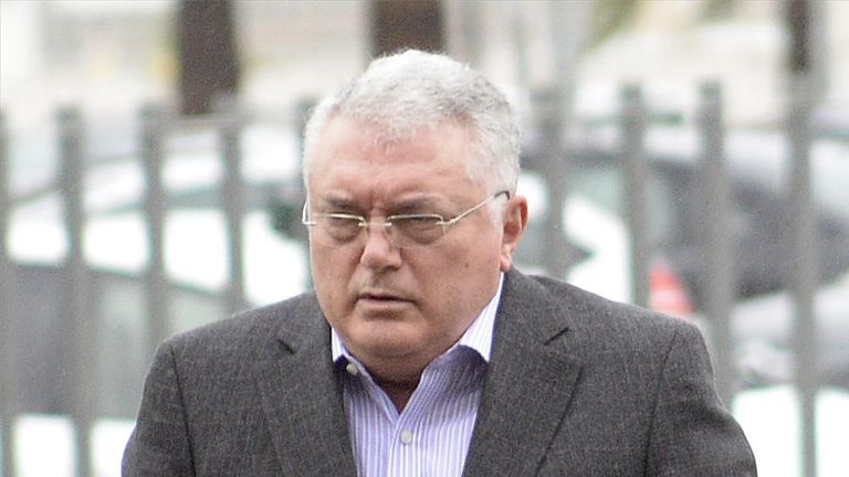 El constructor Isauro López, ya libre tras el crimen de su amante, retoma el control de su empresa
