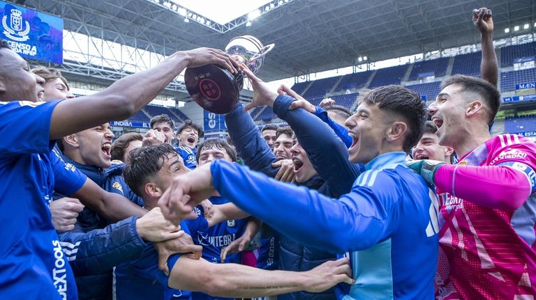 Los jugadores del Vetusta celebran el ascenso y el campeonato de Tercera