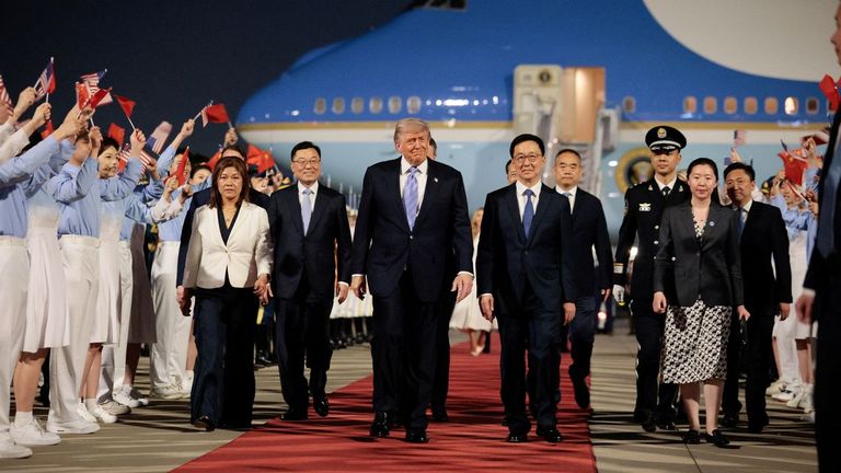 Trump llega a China para una cumbre con Xi que será clave para el orden mundial