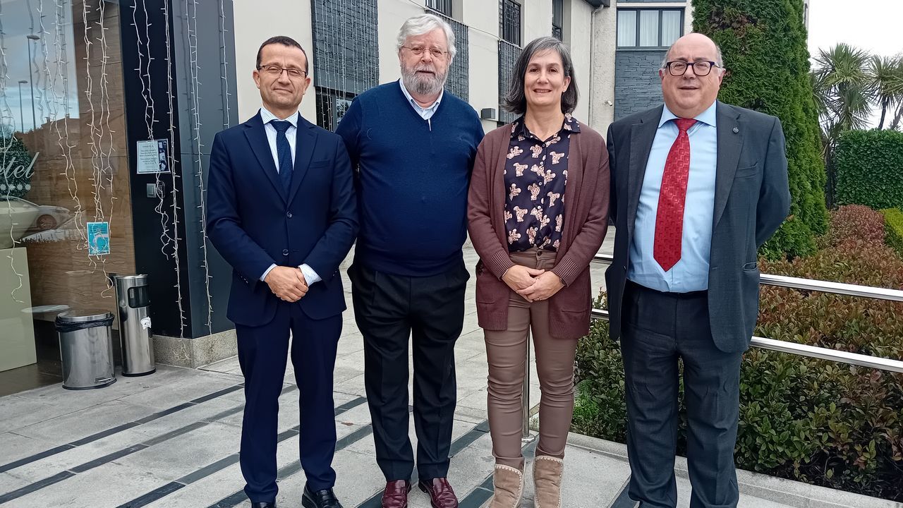 De izquierda a derecha, Nicolás Vázquez, secretario xeral; Antonio Macho, colegiado distinguido; María Gandoy, directora de Proyectos de Votorantim Cimentos España y Manuel Rodríguez, decano del Colegio Oficial de Químicos de Galicia.