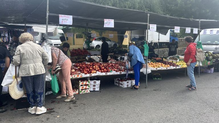 En directo en el mercadillo de Lugo: desde una manzana hasta un rímel