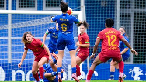 Nerea Lombardero controla un bal�n durante el Real Oviedo femenino-Valencia