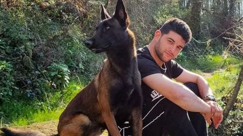 Javier Garca Juanatey, adiestrador canino, con uno de sus perros