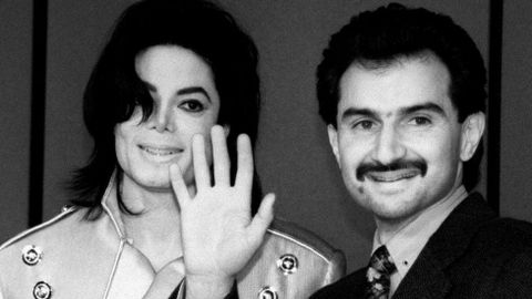 El prncipe saud, a la derecha, junto a Michael Jackson