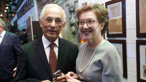 Xerardo Estévez con María Xosé Fernández Cerviño, patrona del Museo do Pobo Galego 