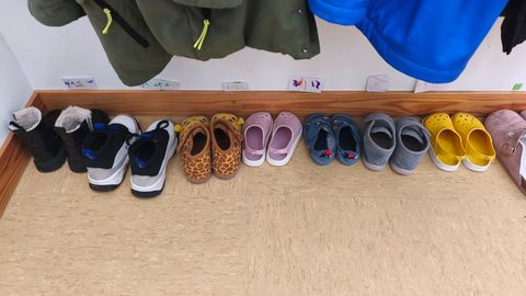 Los siete alumnos de�la escuela unitaria de Sedes dejan sus zapatos en�el perchero, cada uno en el lugar con su nombre