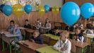 Un grupo de escolares en un colegio de Bucha (Ucrania) en su primer día de colegio