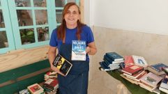 Mara Teresa Otero, con algunos de los ttulos del servicio de prstamo gratuito de libros del mercado de Sanxenxo