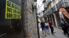 En las calles del centro histrico de Viveiro hay numerosos bajos comerciales cerrados