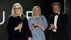 Campion, acompaada por los actores Kirsten Dunst y Jesse Plemons, agradece el premio a la mejor pelcula para El poder del perro en los Critics Choice Awards.