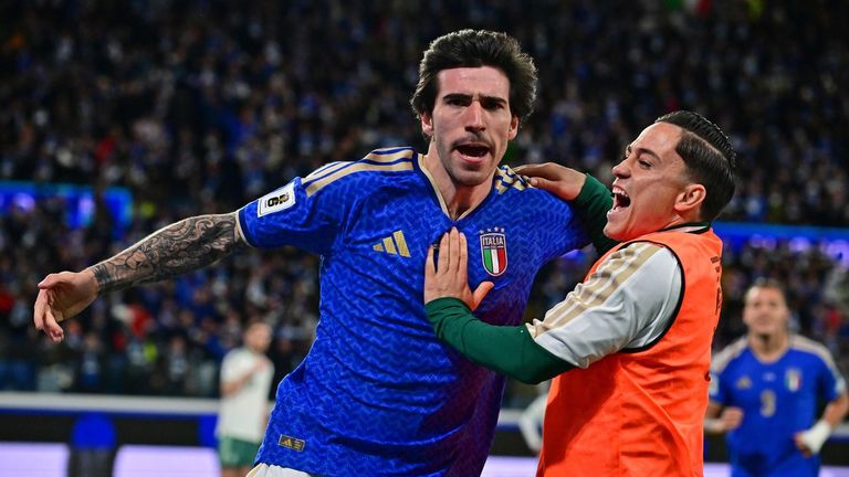 Italia derrota a Irlanda del Norte y sueña con el Mundial (2-1)