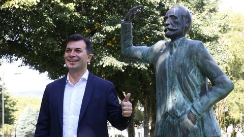 Gonzalo Caballero en el parque de Vite de Santiago, junto a la estatua de Pablo Iglesias