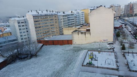 La ciudad de Lugo, en la calle alcalde Novo Freire, se despertó con un manto blanco