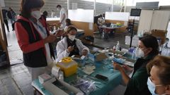 La vacunacin masiva contra el covid continu ayer en el recinto ferial de Pontevedra. En la imagen, personal preparando los viales