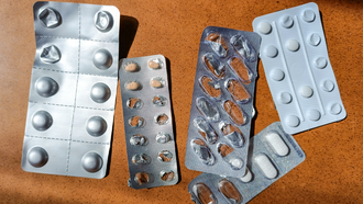 Un�bl�ster de aluminio-aluminio (a la izquierda) y uno de aluminio-PVC (en el centro) ofrecen diferentes grados de protecci�n ante factores ambientales.