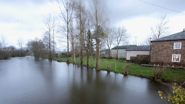 Los ríos Avia, Miño y Louro, en alerta roja en algunos puntos por riesgo de desbordamiento