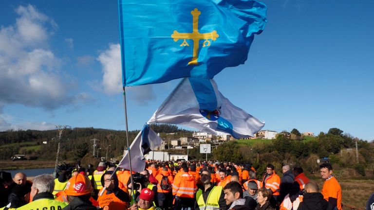 Trabajadores de Alcoa, durante la marcha que ha partido de Ribadeo (Lugo) y discurre por la carretera LU-642 para confluir en Vegadeo con los trabajadores que salen de Castropol (Asturias) en una nueva acción común como medida de protesta tras los anunciados cierres de las plantas de la multinacional del aluminio situadas en Avilés y en A Coruña.