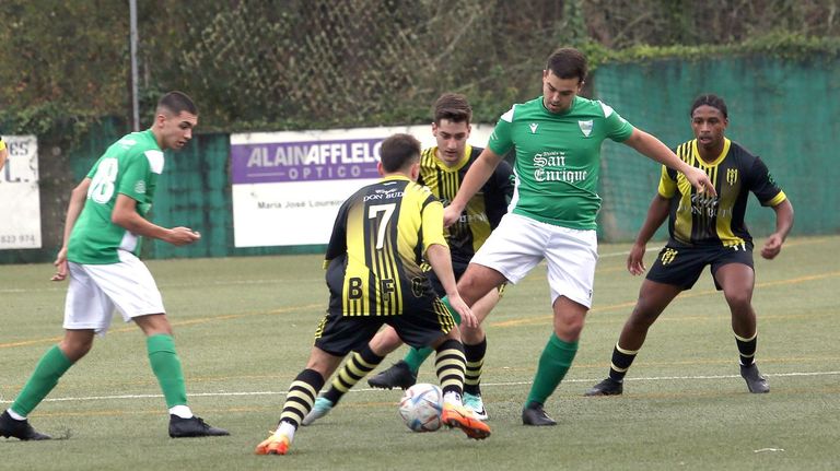 Iván García controla el balón en el encuentro del Valiño ante el Bertamiráns.